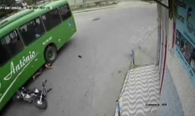 Inacreditável: Motociclista escapa da morte em acidente impressionante