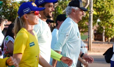 Em Aruanã, governador Ronaldo Caiado recebe atletas na chegada da 29ª Caminhada Ecológica