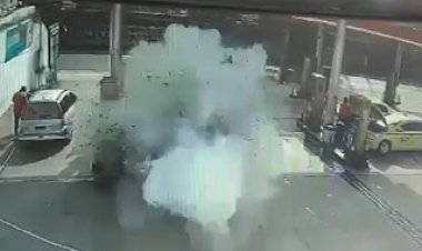 Carro explode em posto de combustíveis e deixa duas pessoas feridas