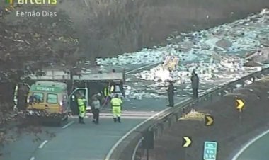 Carreta carregada com livros tomba e carga não é saqueada  em MG