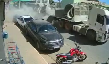 Carga de manilhas de concreto se  solta de caminhão e atinge veículos no oeste da Bahia