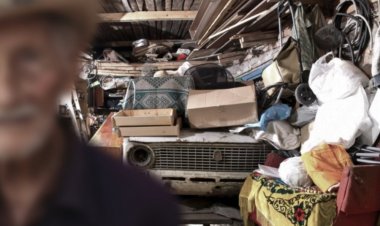 Justiça determina que prefeitura pague tratamento a idoso que se alimentava de lixo e acumulava objetos