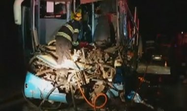 Ônibus bate em traseira de caminhão e deixa feridos na BR 020, em Formosa