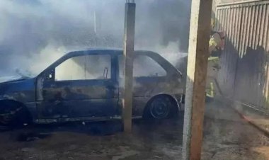 Criança especial coloca fogo em carro, mas pai consegue evitar tragédia