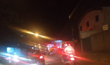 Homem fica ferido em colisão entre carro e moto no Jardim Califórnia