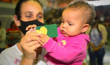 Governo entrega cartões do Mães de Goiás em 12 municípios