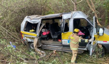 Van que transportava turistas para o Salto do Itiquira,  capota na BR-020, próximo à Formosa e causa a morte de uma mulher