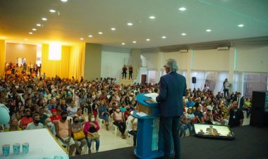 Em culto especial das Igrejas Mundial do Entorno do DF, Caiado recebe apoio de evangélicos