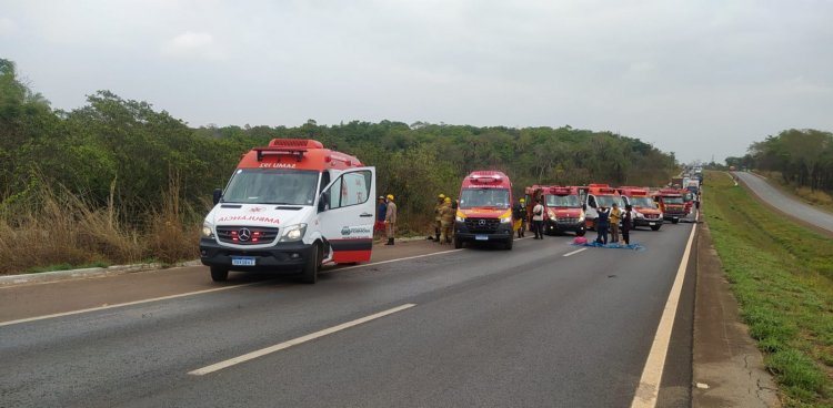 Van que transportava turistas para o Salto do Itiquira,  capota na BR-020, próximo à Formosa e causa a morte de uma mulher