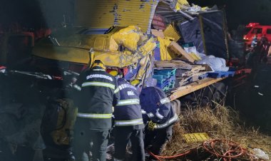 Acidente envolvendo dois caminhões e uma van na BR-020 deixa condutores feridos