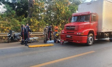 Acidente envolvendo uma moto e dois caminhões por pouco não termina em tragédia na BR-020, em Formosa-GO