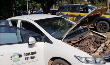 Conselheiro tutelar é exonerado por transportar 9 pessoas em carro da prefeitura, em alta velocidade e com CNH vencida, diz MP