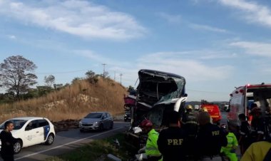 Batida entre caminhão e ônibus de turismo deixa feridos na BR-040, em MG