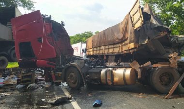 Homem morre após colisão entre carretas na BR-153