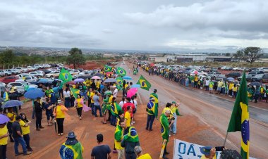 Formosa (GO): centenas de manifestantes pró-Bolsonaro protestam contra o resultado das eleições na BR-020, em frente ao Forte Santa Bárbara nesta quarta-feira (02)