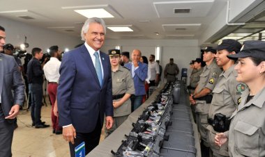 Governador Ronaldo Caiado entrega equipamentos e armamentos à Polícia Militar