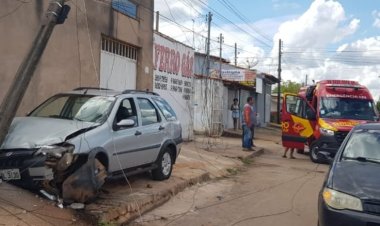 Mulher passa mal ao volante e colide carro em poste no Jardim das Oliveiras