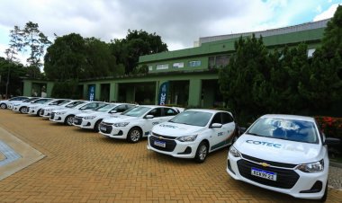 Caiado entrega 17 veículos a Colégios Tecnológicos de Goiás