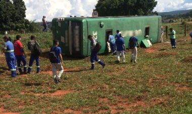 Ônibus que levava trabalhadores liberados mais cedo por causa do jogo do Brasil tomba e deixa feridos em Goiás