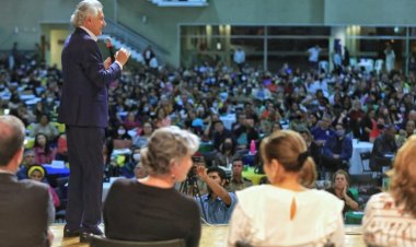 Governador anuncia pagamento de bônus por resultado para servidores da Educação