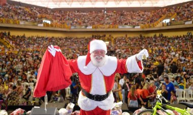 Governo de Goiás distribui milhares de brinquedos do Natal do Bem, em Goiânia