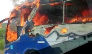 Ônibus com cerca de 23 passageiros pega fogo na rodovia BR-153