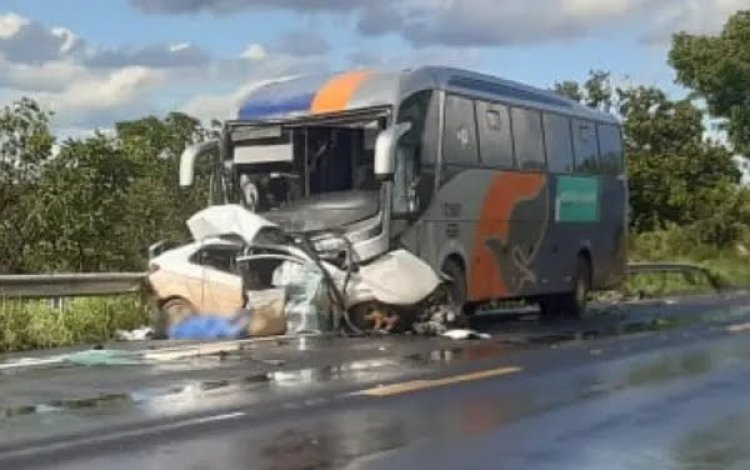 Cinco pessoas mortas em acidente entre dois carros e um ônibus  na BR-020, em Alvorada do Norte