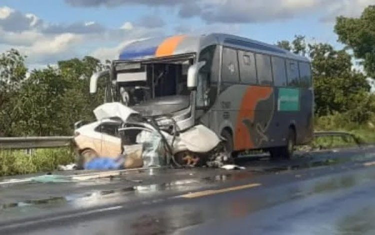 Colisão entre dois carros no DF deixa duas pessoas mortas e 5 feridas