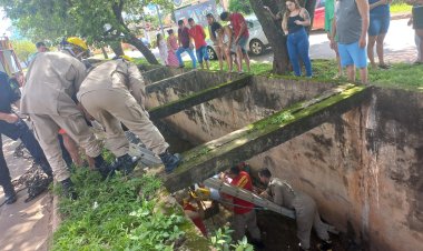 Mulher perde o controle da moto, bate contra meio fio e cai dentro do córrego Josefa Gomes, em Formosa
