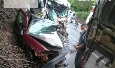 Caminhoneiro morre ao chocar caminhão contra carro e contra carreta que estavam parados no acostamento da BR-020, em Formosa