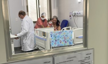 Gêmeas Valentina e Eloá se recuperam na UTI após cirurgia de separação