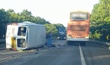 Van escolar tomba após acidente com caminhão e deixa feridos na BR-020