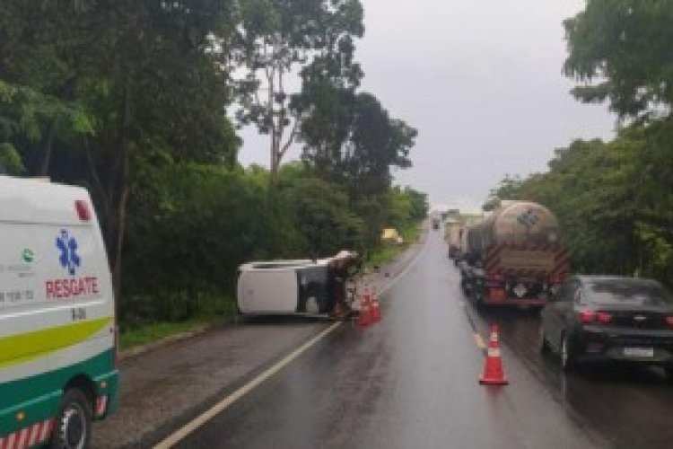 Três adultos e um bebê ficam feridos em acidente entre carro e caminhão, em  Itumbiara