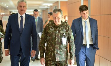 Caiado propõe parceria com Exército para obras de duplicação da GO-213