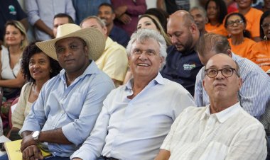 Caiado entrega diplomas de alfabetização a jovens e adultos em Cavalcante