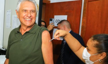 Ao tomar vacina bivalente contra Covid-19, Caiado pede que goianos se imunizem