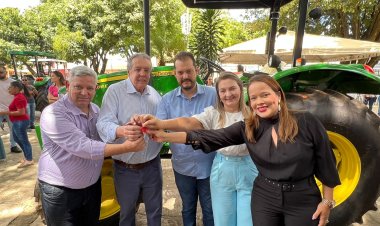 Prefeito Gustavo Marques faz a entrega de tratores e equipamentos agrícolas para produtores rurais