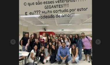Após sofrer discriminação, estudante de 40 anos recebe flores de colegas