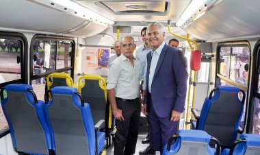 Caiado vistoria novos ônibus que vão atender linhas entre municípios