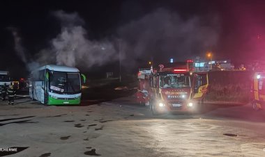 Ônibus com 46 passageiros pega fogo na BR-020, em Formosa-GO