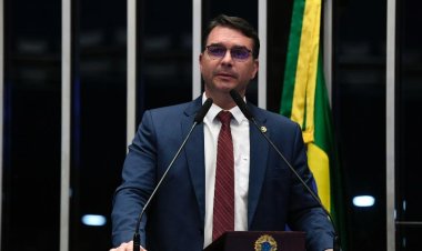 Flávio acusa suposto “marqueteiro de Bolsonaro” de golpe financeiro
