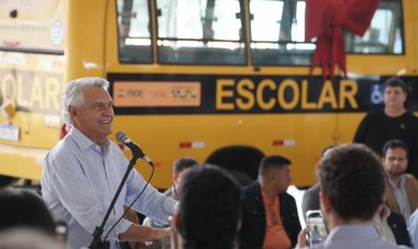 Caiado entrega novos ônibus escolares para 54 municípios goianos
