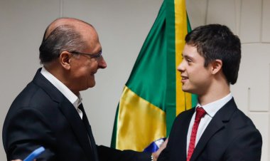 Geraldo Alckmin recebe projetos de inclusão social das mãos de ativista goiano em defesa das pessoas com deficiência