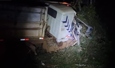 Motorista de 59 anos fica gravemente ferido após ser atropelado por seu próprio caminhão