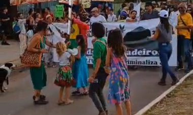 Marcha da maconha é realizada em Alto Paraíso e crianças participam da manifestação