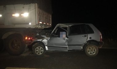 Condutor morre ao colidir veículo em traseira de carreta em Goiás