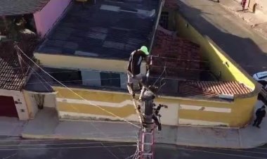 Poste de eletricidade é usado como mecanismo de resistência de prisão por homem em MG