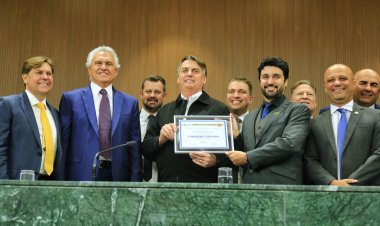 “É uma honraria que impõe muito mais deveres do que direitos”, diz Caiado sobre título de cidadão goiano concedido a Bolsonaro