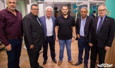 Prefeito de Formosa prestigia inauguração da nova agência do Sicoob no município