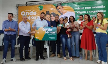 Solenidade marca entrega de cartões do programa do aluguel social em Formosa